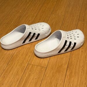 Adidas Adilette Clogs, Unisex Men’s 10; Women’s 11 Good Condition, Slight Wear